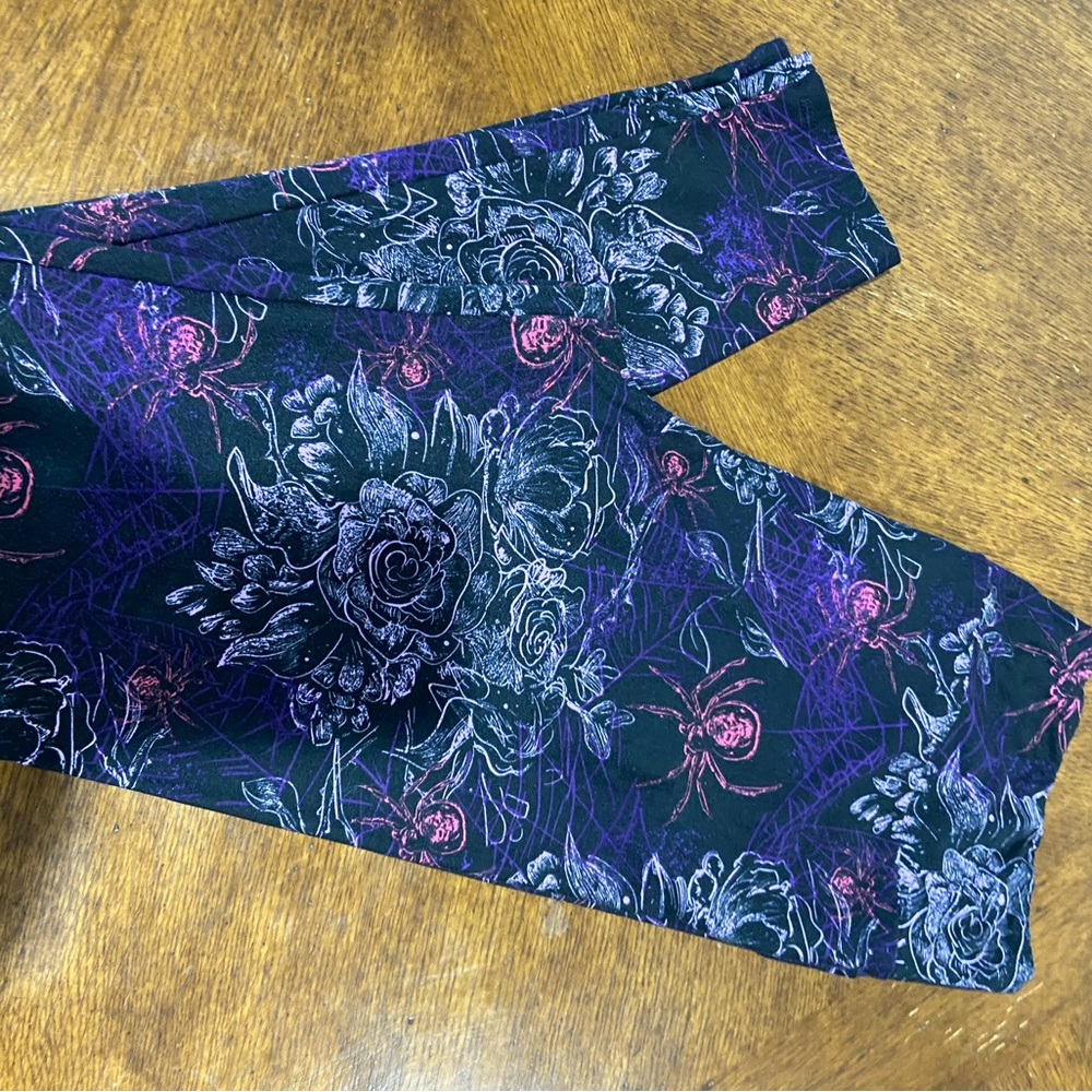 SOLD … EUC Lularoe Halloween leggings purple TC